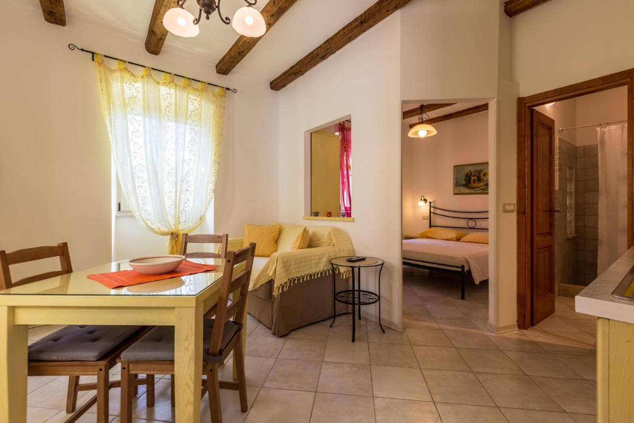 Apartments Casa Saina ロヴィニ エクステリア 写真