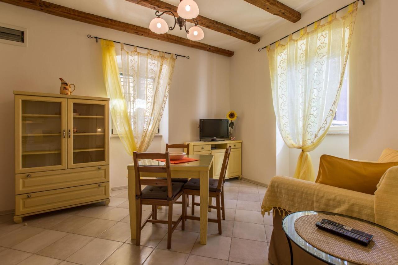 Apartments Casa Saina ロヴィニ エクステリア 写真