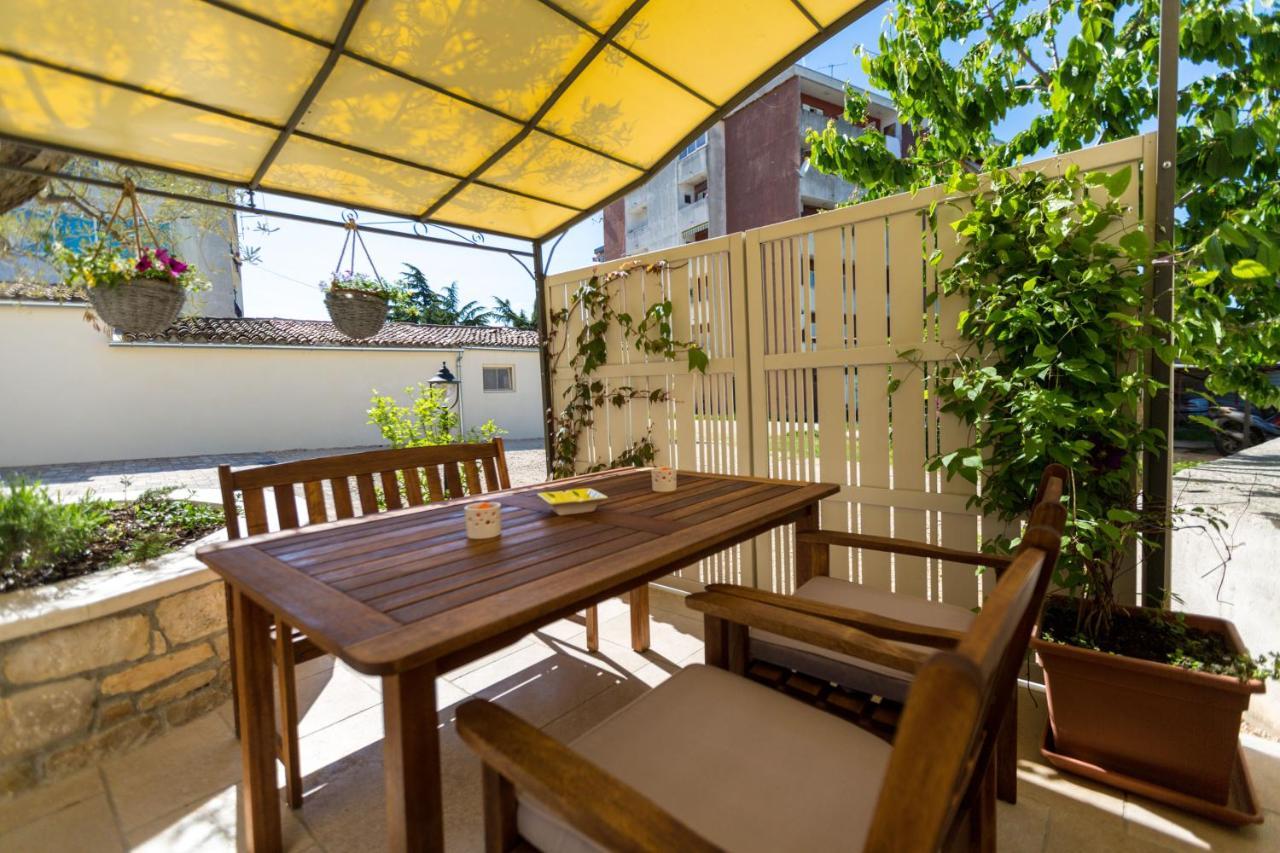 Apartments Casa Saina ロヴィニ エクステリア 写真