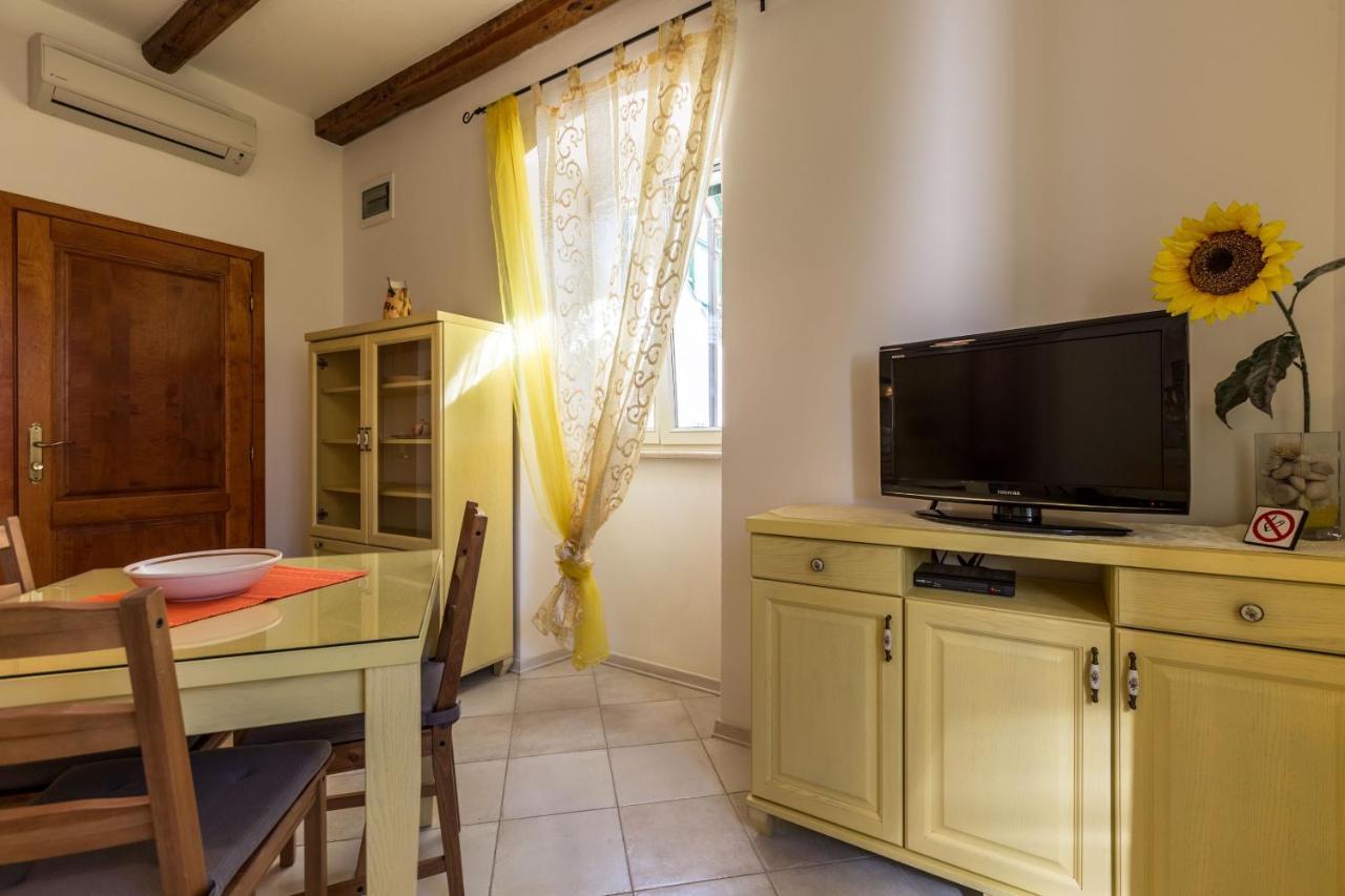 Apartments Casa Saina ロヴィニ エクステリア 写真
